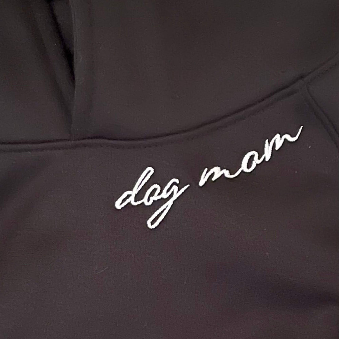 Buzo negro unisex con bordado de "Dog mom" blanco