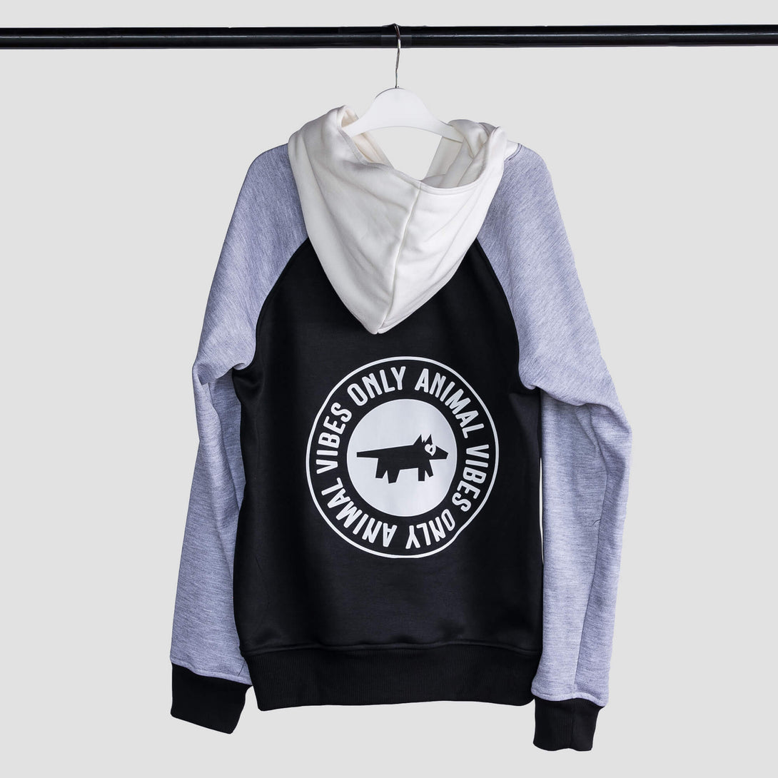 Buzo colores neutros unisex con estampado "Animal vibes only"