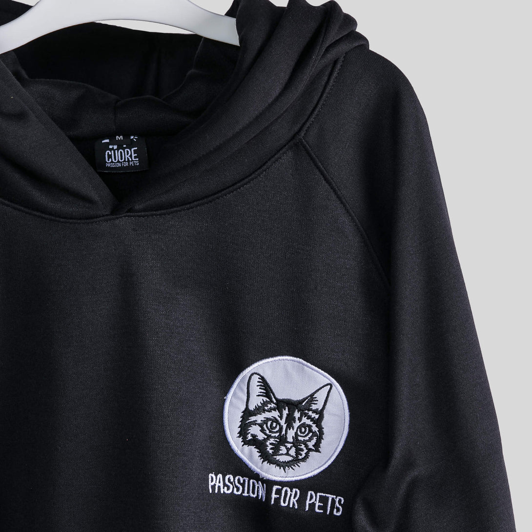 Buzo negro unisex con bordado de gato blanco
