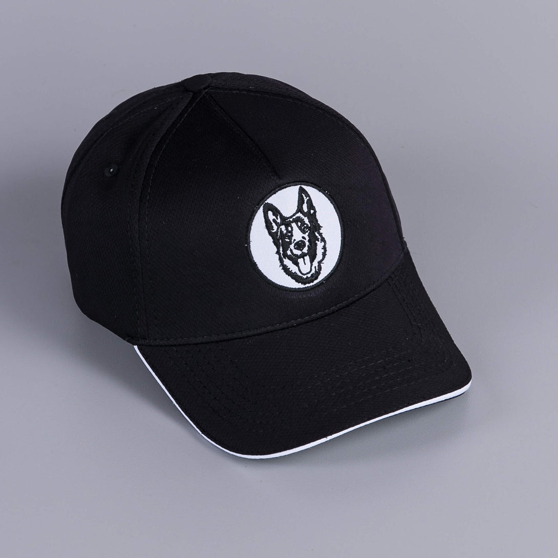 Gorra negra con borde blanco en visera y bordado de Pastor alemán