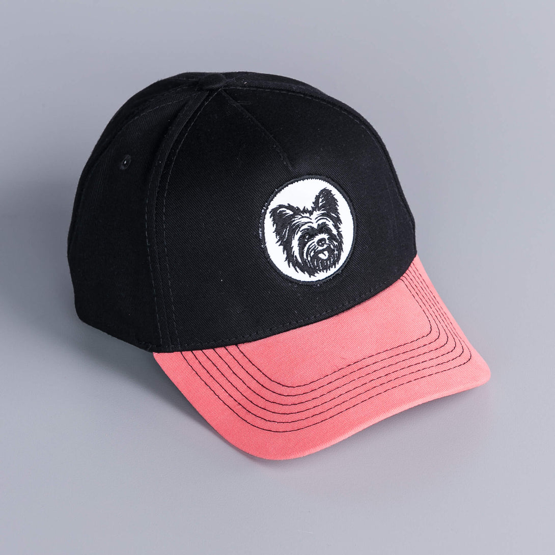 Gorra negra con visera salmon y bordado de Yorkie