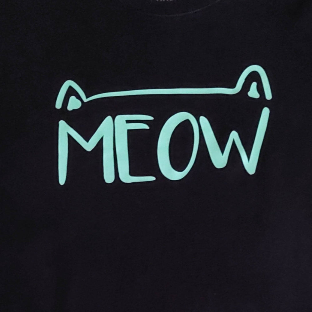 Camiseta negra para mujer con frase estampada verde menta "Meow"