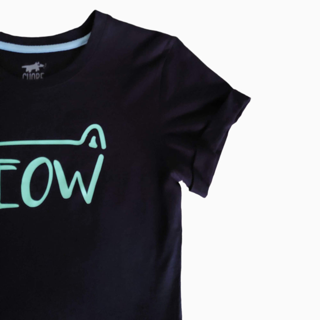 Camiseta negra para mujer con frase estampada verde menta "Meow"